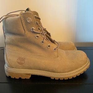 Women’s timberland boots light gray